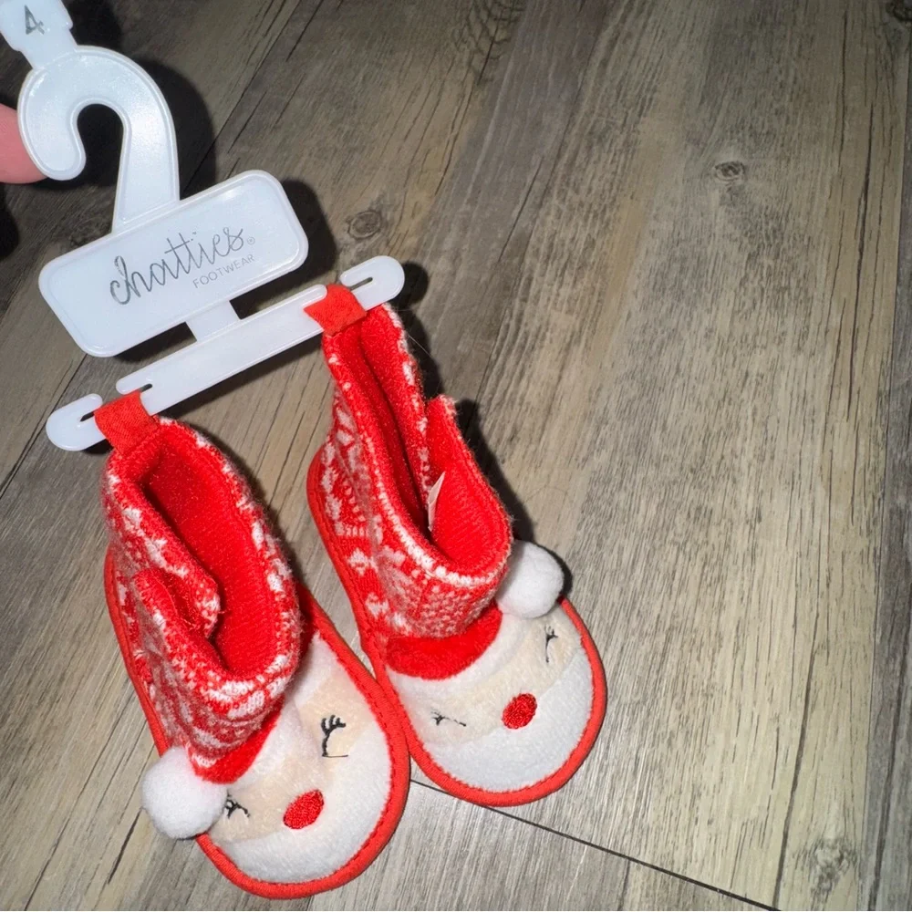 ☀️6/$20☀️ Chatties Red and White Festive Slippers